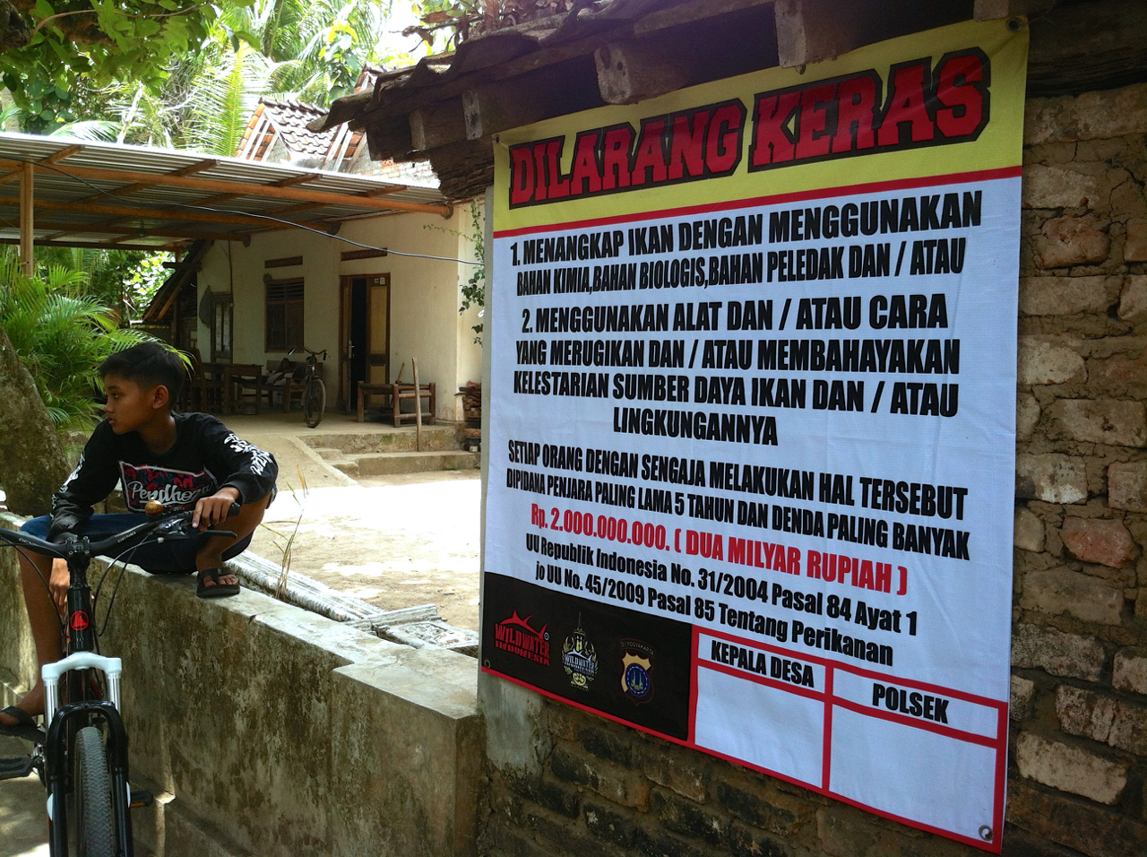 Kutipan UU Perikanan yang dipasang mencolok | Foto: Nuswantoro/ Mongabay Indonesia