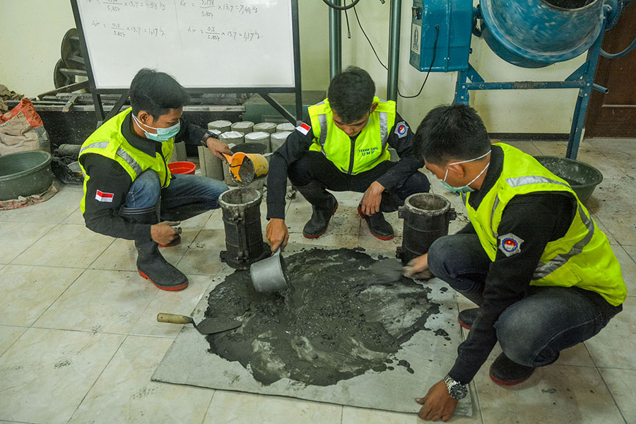Pembuatan balok-balok beton yang menggunakan limbah abu ban bekas dan abu sekam mampu menurunkan bahan semen hingga 15%. Bahan baku dari limbah tersebut menjadi salah satu jawaban pengelolaan limbah | Foto : L Darmawan/Mongabay Indonesia