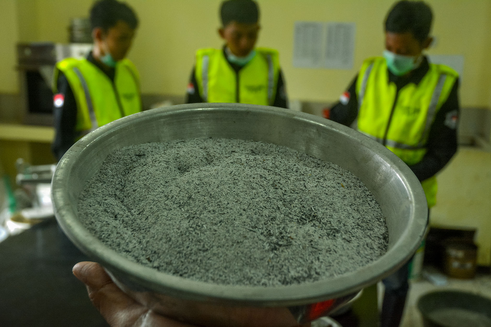 Abu sekam yang digunakan sebagai campuran pembuatan beton dapat mengurangi bahan semen. Foto : L Darmawan/Mongabay Indonesia
