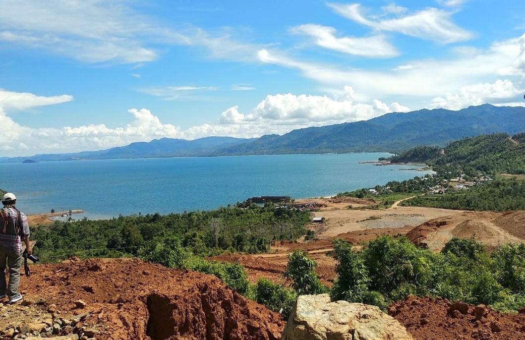 Desa Mandiodo, Kecamatan Molawe, Konawe Utara, dilihat dari pegunungan. Di lokasi itu merupakan wilayah tambang, jika hujan datang air bercampur ore nikel merembes hingga ke Pesisir Pantai Mandiodo. Foto: Kamarudin/ Mongabay Indonesia