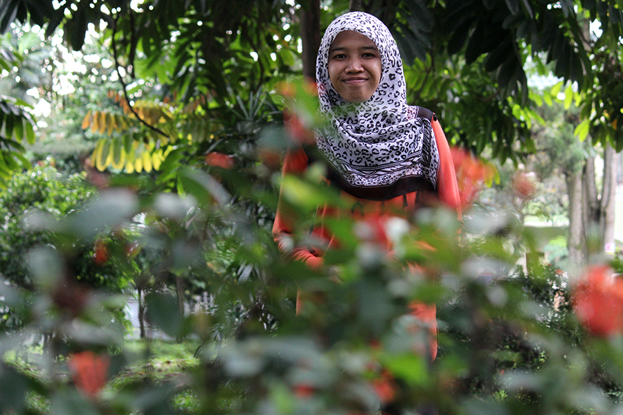 Nursaniah Nasution, Analis Tumbuhan Unik YEL, yang terus menginventarisir beragam tumbuhan yang ada di Batang Toru. | Foto: Ayat S Karokaro/Mongabay Indonesia
