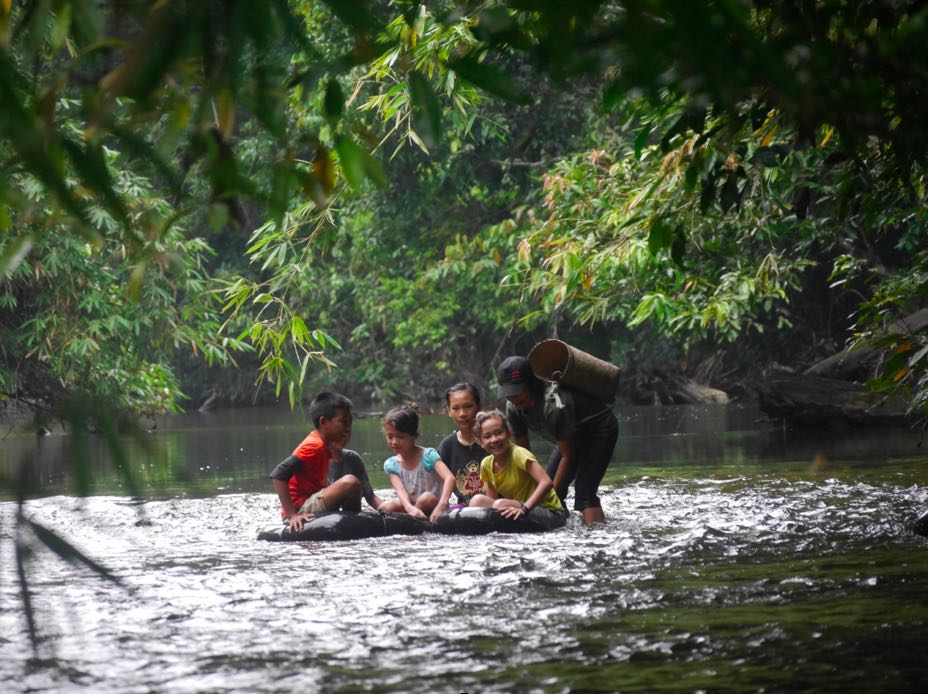 Susur sungai dengan ban, salah satu kegiatan anak-anak di Sungai Utik, Kapuas Hulu Kalimantan Barat | Foto: Yani Saloh/Mongabay Indonesia