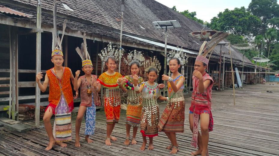 Tarian asli suku Iban yang diajarkan secara turun temurun oleh leluhurnya | Foto: Yani Saloh/Mongabay Indonesia