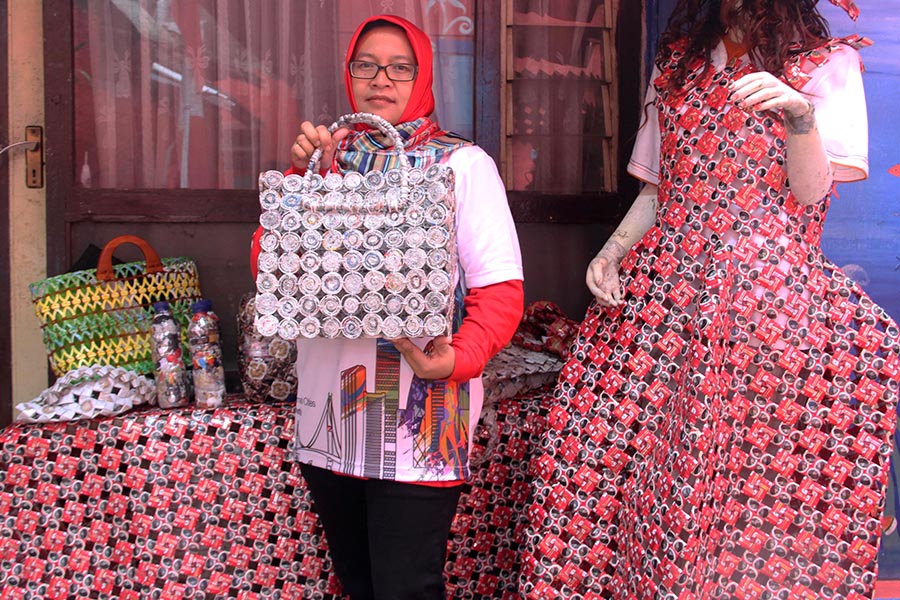 Kepedulian warga Cibunut terhadap lingkungan mendapat apresiasi Wali Kota Bandung. Bukan itu saja, selain peduli lingkungan warga kampung ini juga membuat sarana sosial zona ramah anak | Foto: Donny Iqbal/Mongabay Indonesia