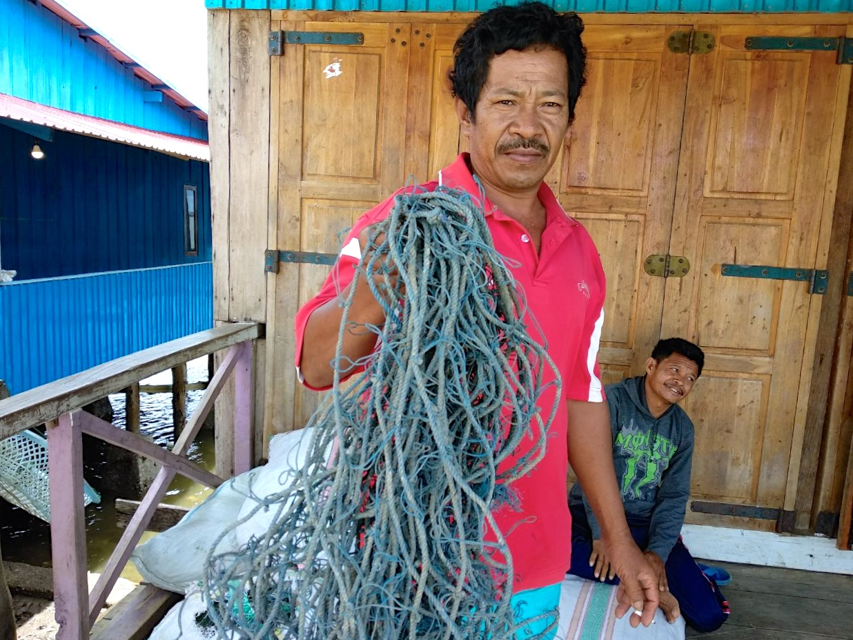 Jumadil, memperlihatkan tali tempat bergantung rumput laut. Kini dia tidak lagi bertani rumput laut karena lahan terkena pencemaran dari tambang nikel. Foto: Kamarudin/ Mongabay Indonesia