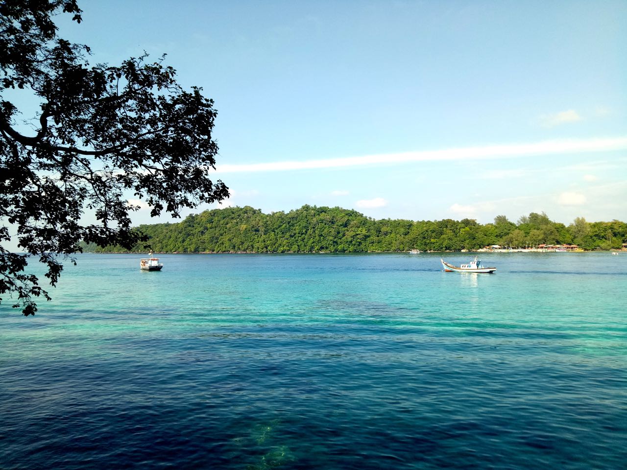 Pulau Rubiah, dengan laut bersih yang terbentang di depannya. Foto: Ridzki R Sigit