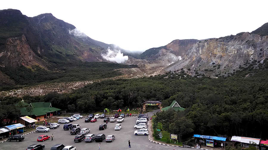 Tempat parkir dan pintu masuk jalur pendakian Gunung Papandayan berlatar kawah | Foto: Geril Dwira Kaluku
