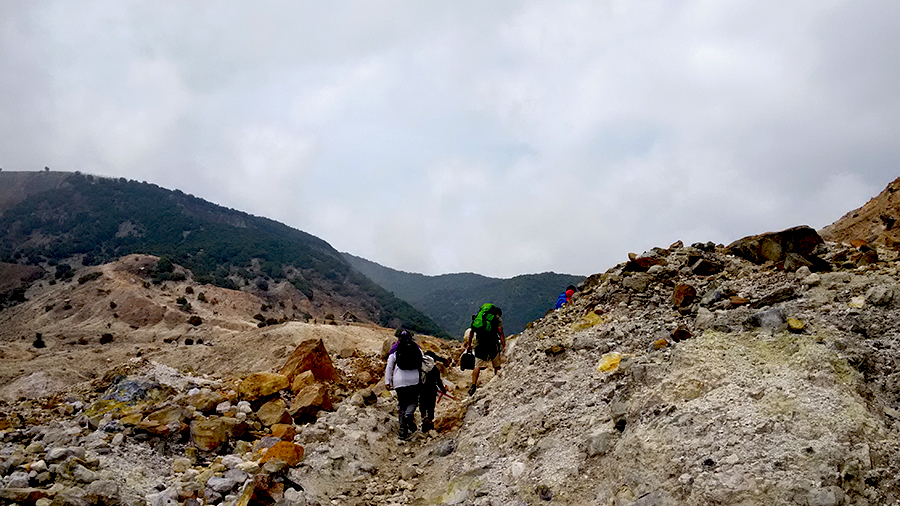 Seorang pendaki membawa serta anaknya saat melewati jalur kawah Papandayan. Topografi jalur yang mudah, membuat banyak pendaki membawa serta keluarganya | Foto: Geril Dwira Kaluku