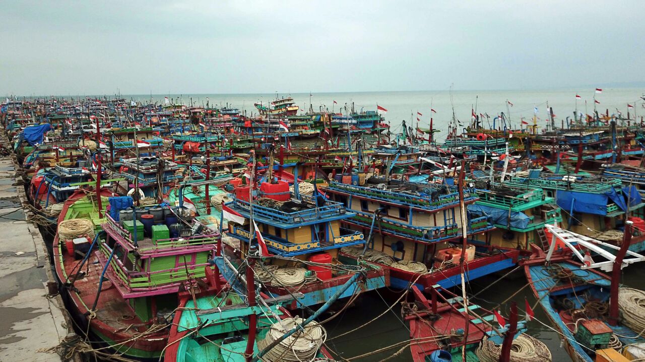 Sejumlah kapal dengan alat tangkap ikan berupa cantrang di Pelabuhan Perikanan Pantai (PPP) Tasikagung, Rembang, Jawa Tengah, pada Selasa (13/2/2018). Kapal-kapal tersebut belum bisa melaut sebelum administrasi kapal dan menyanggupi kesediaan mengganti cantrang dengan alat tangkap ikan yang ramah lingkungan | Foto: Humas KKP/Mongabay Indonesia