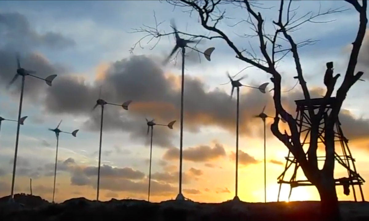 Energi terbarukan dari turbin angin yang dibangun Tri Mumpuni di Pulau Sumba. Foto: dokumen Tri Mumpuni 