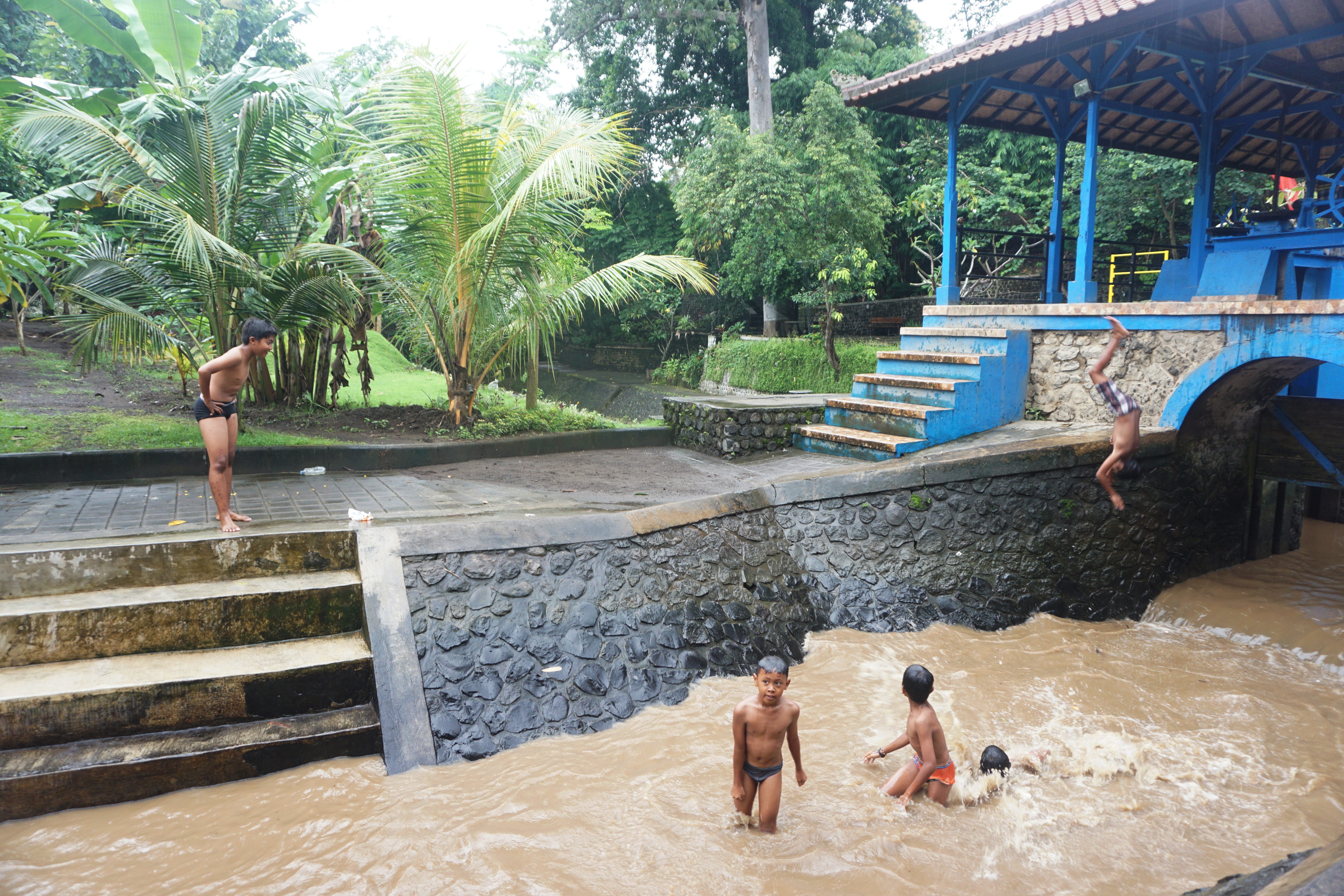 Anak-anak bermain dengan riang di bendungan kecil Sungai Tukad Bindu, Denpasar, Bali, pada akhir Januari 2018. Sebelumnya sungai itu kotor dan sering banjir karena sampah | Foto: Luh De Suriyani/Mongabay Indonesia