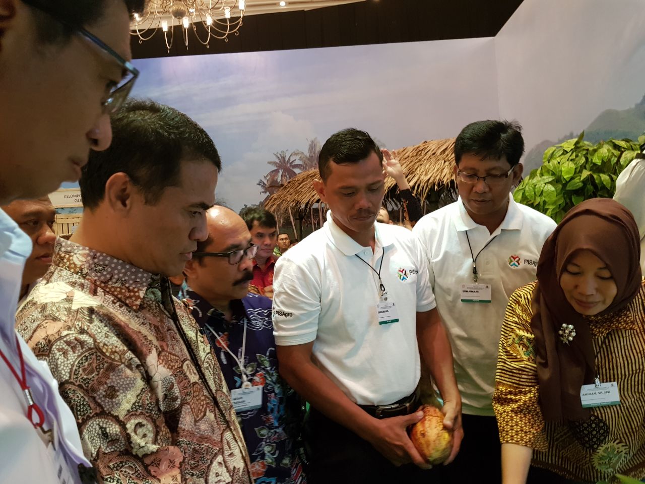 Baramang mewakili petani kakao lain se-Indonesia mengikuti Jakarta Food Security Summit (JFFS) 2018, di Jakarta Convention Center, 8-9 Maret 2018. Ia berkesempatan menjelaskan beragam kondisi dan masalah yang dihadapi kakao kepada Menteri Pertanian, Andi Amran Sulaiman | Foto: Moh. Khomeiny/MARS Indonesia.