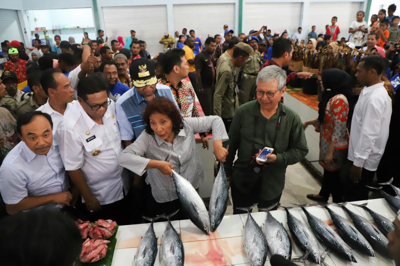Menteri Susi Pudjiastuti didampingi Bupati Fakfak Mohammad Uswasnas saat melihat tangkapan ikan dan kuliner di Pasar Ikan Waneri Tanjung Wagon, Fakfak, Papua Barat pada Jumat (23/3/2018) | Foto: Humas KKP/Mongabay Indonesia