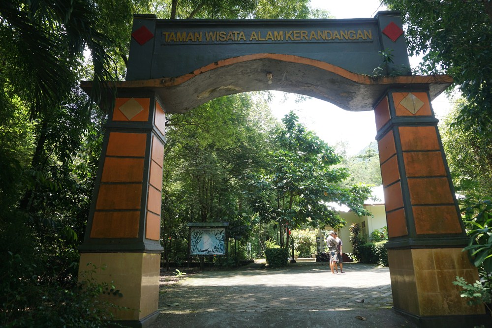 Gerbang masuk dan keluar Taman Wisata Alam (TWA) Kerandangan di Lombok Barat, NTB | Foto: Anton Muhajir/Mongabay Indonesia