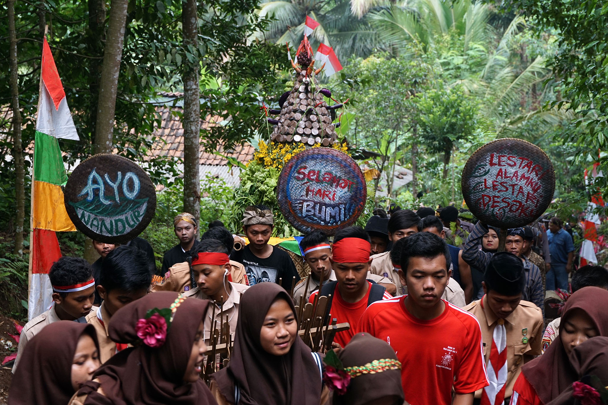 Arak-arakan gerakan Nusantara Menanam yang dilakukan oleh warga Desa Sokawera, Cilongok, Banyumas, Jateng pada Sabtu (21/4/2018) untuk memaknai Hari Bumi 2018 | Foto : L Darmawan/Mongabay Indonesia