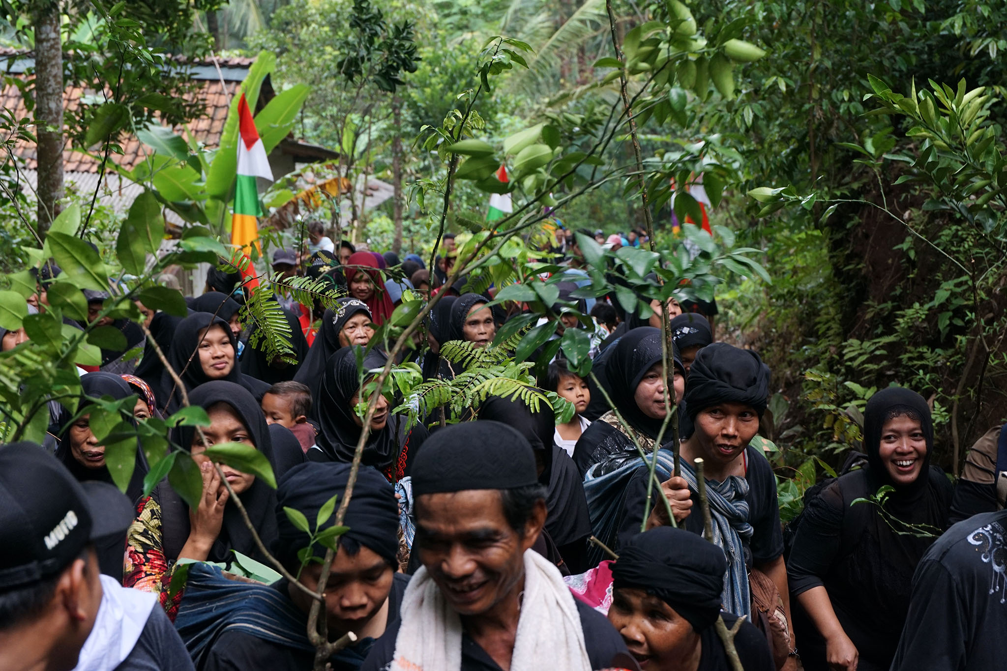 Dengan wajah berseri-seri, warga Desa Sokawera, Cilongok, Banyumas, Jateng pada Sabtu (21/4/2018) membawa bibit pohon untuk ditanam | Foto : L Darmawan/Mongabay Indonesia