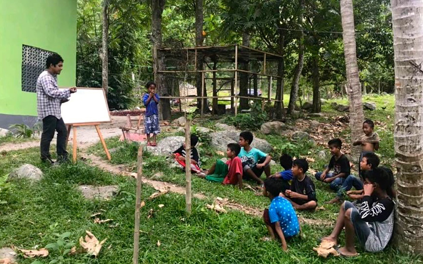 Proses belajar dan mengajar di Sekolah Awan Hijau, Sigi | Foto: dokumen Awan Hijau/ Mongabay Indonesia