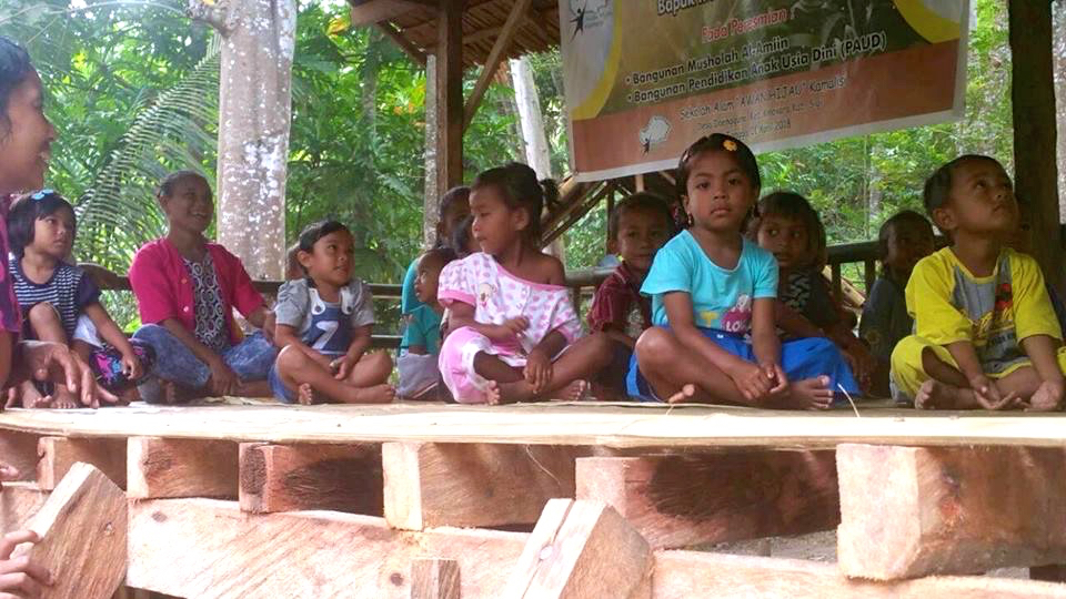 Anak-anak desa sekitar, antusias mengikuti kelas di Sekolah Awan Hijau | Foto: dokumen Awan Hijau/ Mongabay Indonesia