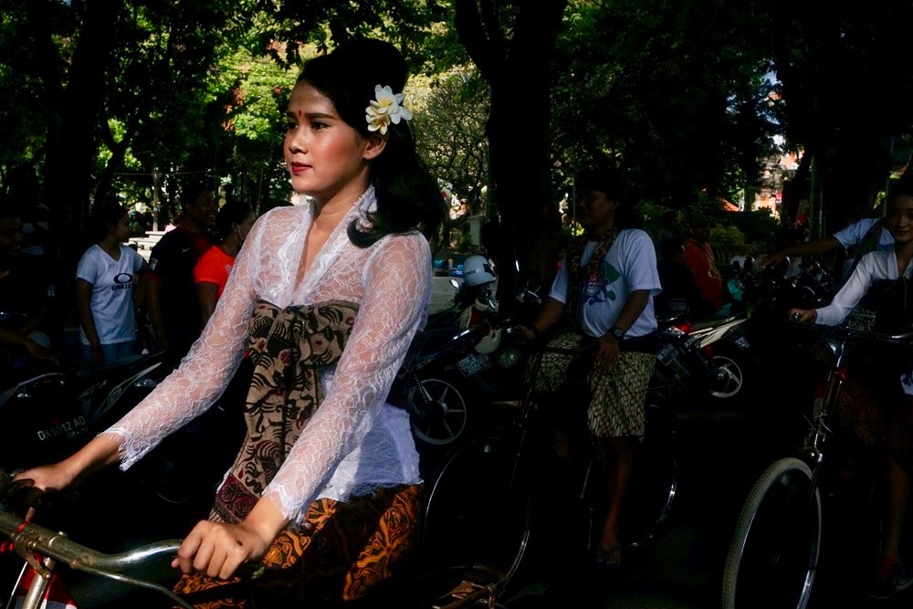 Peserta berpakaian etnik Bali dengan kebaya, kain, dan sanggul pada parade parade budaya kongres International Veteran Cycle Association (IVCA) 2018 di kota Denpasar, Bali, Minggu (15/04/2018). Selain mengampanyekan keberagaman juga lingkungan | Foto: Luh De Suriyani/Mongabay Indonesia