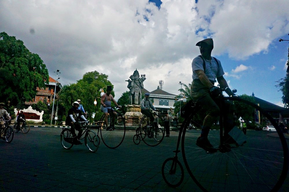 Peserta dari luar negeri memperlihatkan sepeda-sepeda langka koleksinya di parade budaya International Veteran Cycle Asscociation (IVCA) 2018 yang dihelat di Bali. Foto: Luh De Suriyani/Mongabay Indonesia