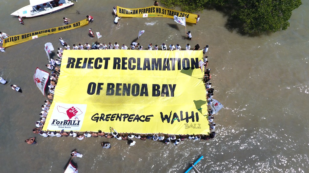 Foto udara dari aksi pembentangan spanduk di Teluk Benoa mendukung gerakan warga dan ForBALI menolak rencana reklamasi | Foto: Arsip ForBALI