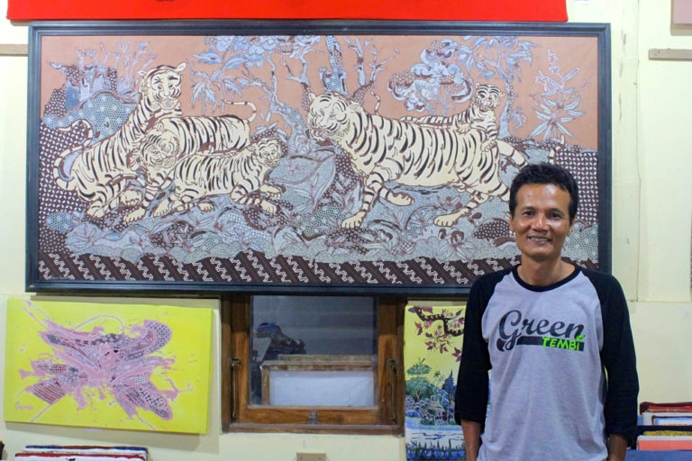 Tatang Elmi Wibowo, pelukis batik pewarna alam. Foto: Tommy Apriando/ Mongabay Indonesia