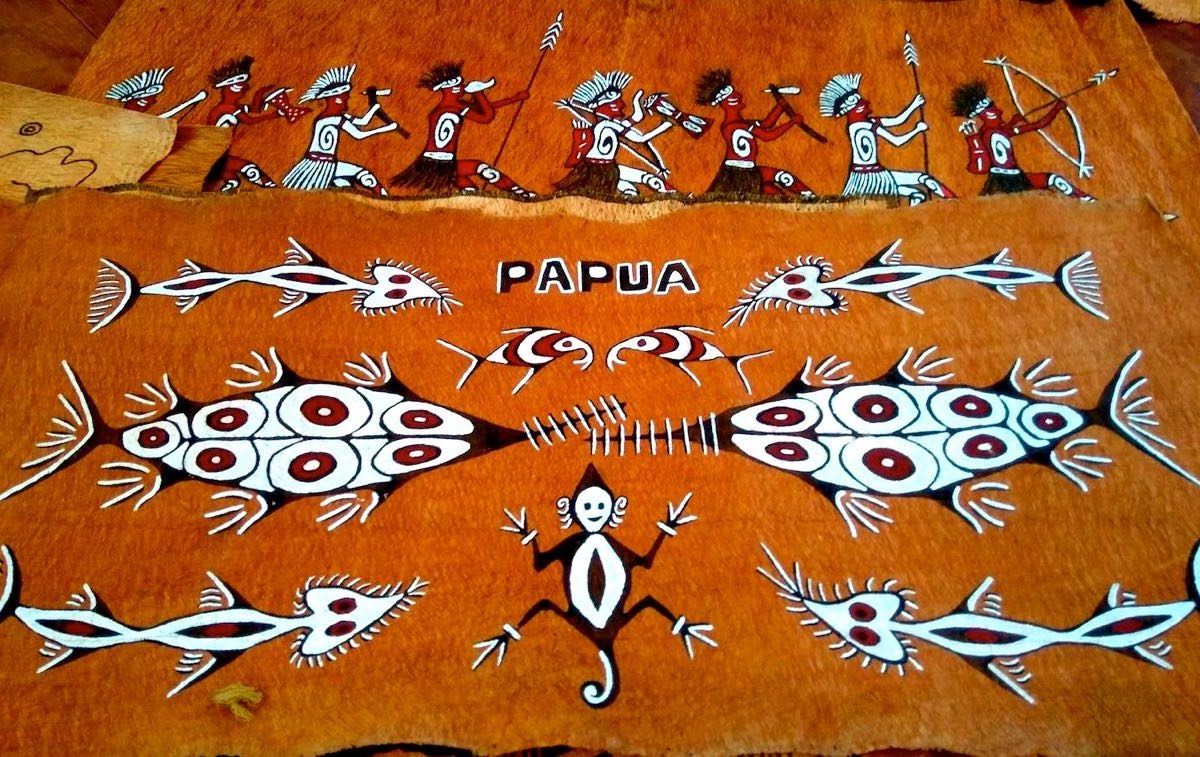 Lukisan kulit kayu asal Pulau Asei, Danau Sentani. Masyarakat melukis hubungan manusia dengan alam, dan mahluk hidup di sekitar mereka. Salah satunya adalah pari gergaji (Pristis pristis) | Foto: Chris Paino/Mongabay Indonesia