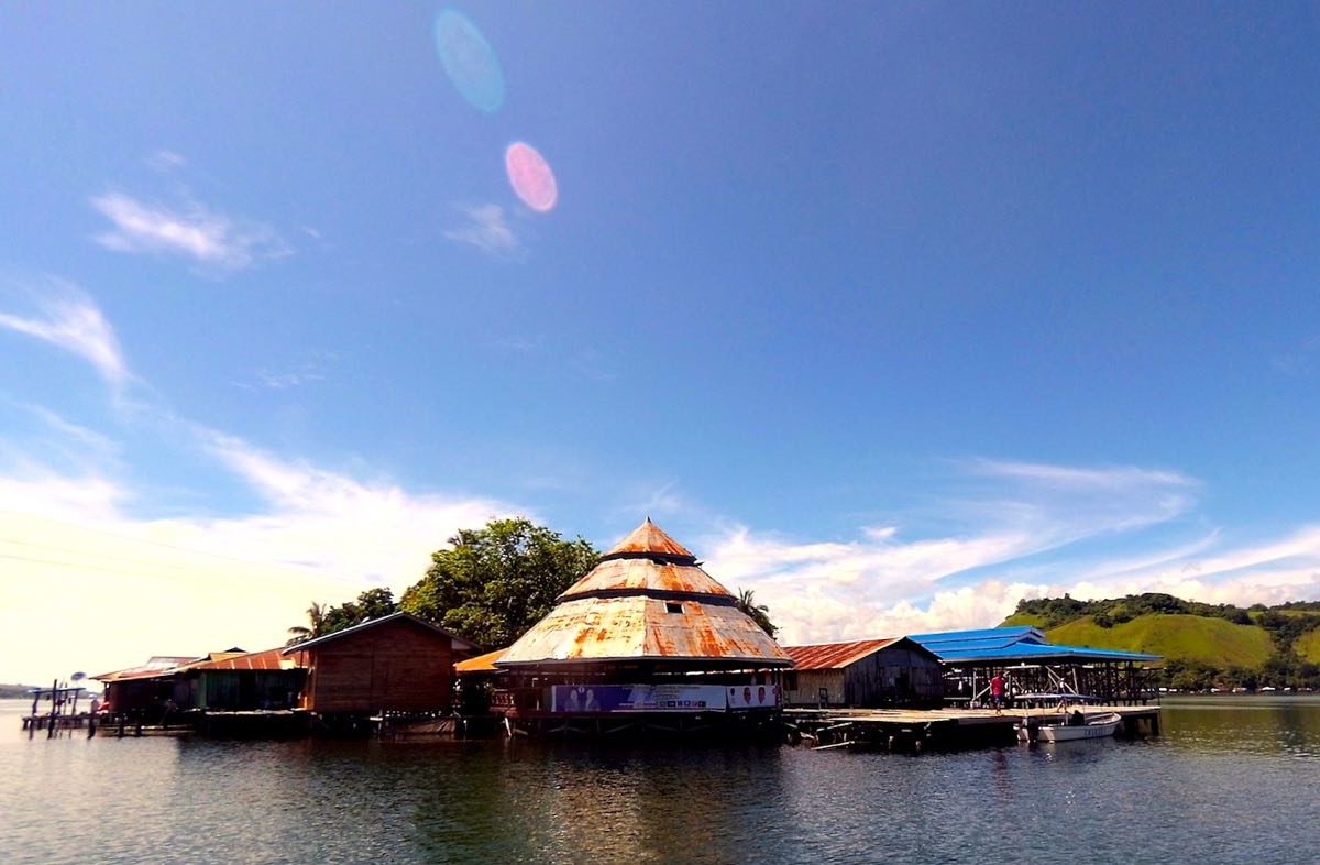 Pulau Asei, salah satu pulau di gugusan pulau yang ada di Danau Sentani. Masyarakat Asei memiliki budaya melukis pada kulit kayu khombow. Foto: Chris Paino/Mongabay Indonesia