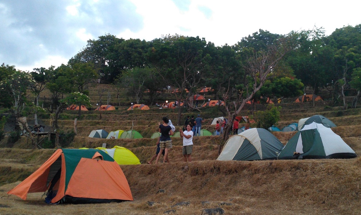 Camping Ground Bukit Asah di Desa Bugbug, Karangasem, Bali, menjadi pilihan wisata baru yang menarik dan indah. Foto : Ahmad Muzakky/Mongabay Indonesia