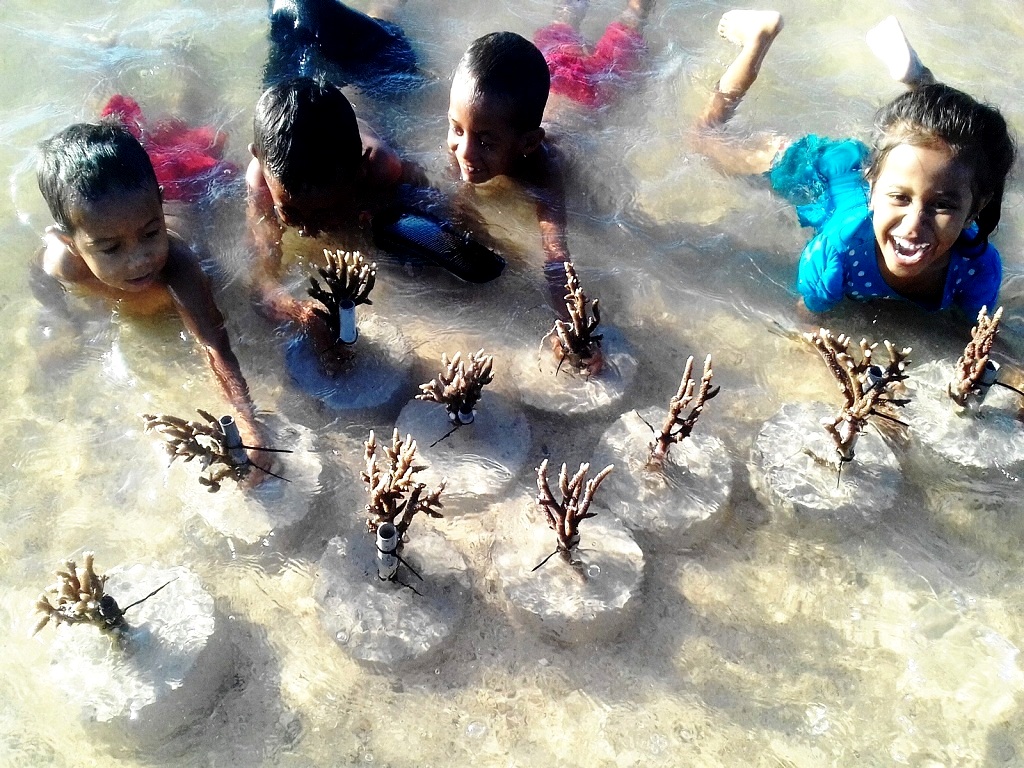 Anak-anak bermain diantara transplansi terumbu karang buatan yang siap ditanam di perairan pantai Ritaebang, Solor Barat, Flores Timur, NTT | Foto: Ebed de Rosary/Mongabay Indonesia