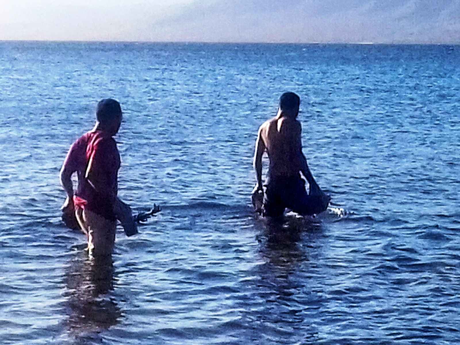 Proses transplantasi terumbu karang oleh Wilfridus Masan dan rekannya di pesisir pantai kelurahan Ritaebang, Solor Barat, Flores Timur, NTT | Foto: Ebed de Rosary/Mongabay Indonesia