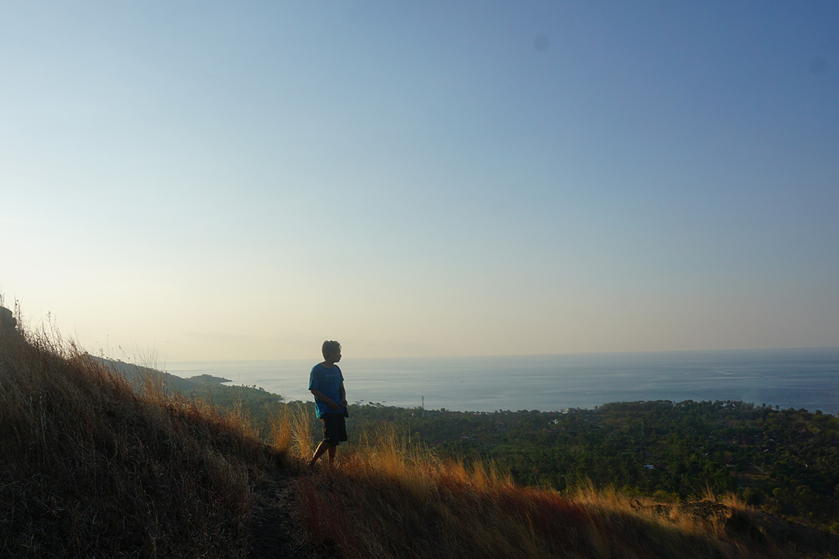 Dari atas Bukit Kursi di Desa Pemuteran, Gerokgak, Buleleng, Bali, mata akan dimanjakan dengan pemandangan birunya Teluk Pemuteran di sisi utara. Foto : Ahmad Muzakky/Mongabay Indonesia