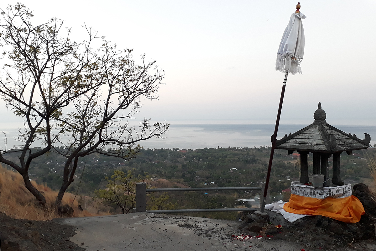 Di puncak Bukit Kursi, Gerokgak, Buleleng, Bali, terdapat Pura sembahyang umat Hindu. Karena itu pengelola mengimbau pada setiap pengunjung untuk menjaga kesopanan ketika mendaki. Foto : Ahmad Muzakky/Mongabay Indonesia