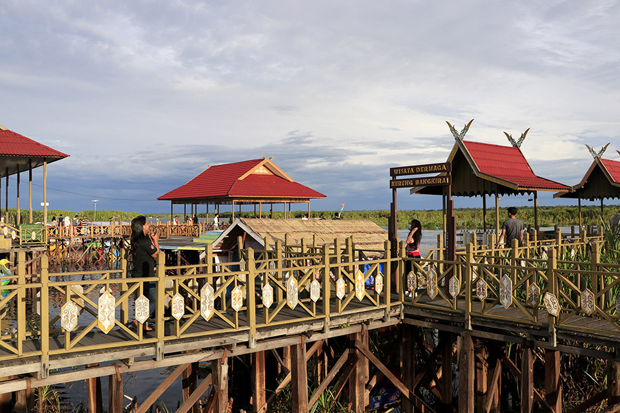 Dermaga Kereng Bangkirai yang merupakan tempat wisata di Palangkaraya, Kalimantan Tengah. Foto: Junaidi Hanafiah/Mongabay Indonesia