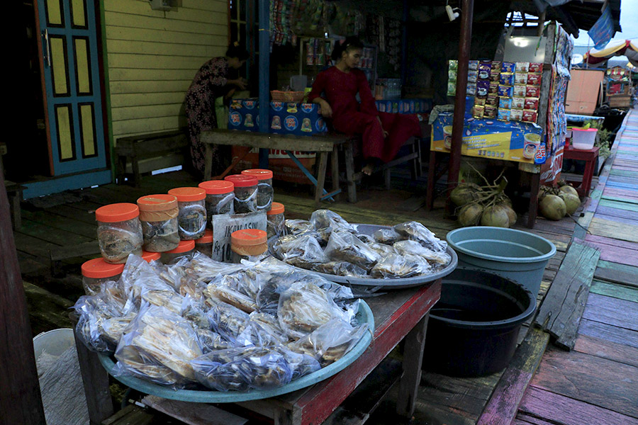 Masyarakat sekitar Dermaga Kereng Bangkirai yang berdagang menawarkan ikan asin dari ikan dan makanan kecil lainnya. Foto: Junaidi Hanafiah/Mongabay Indonesia