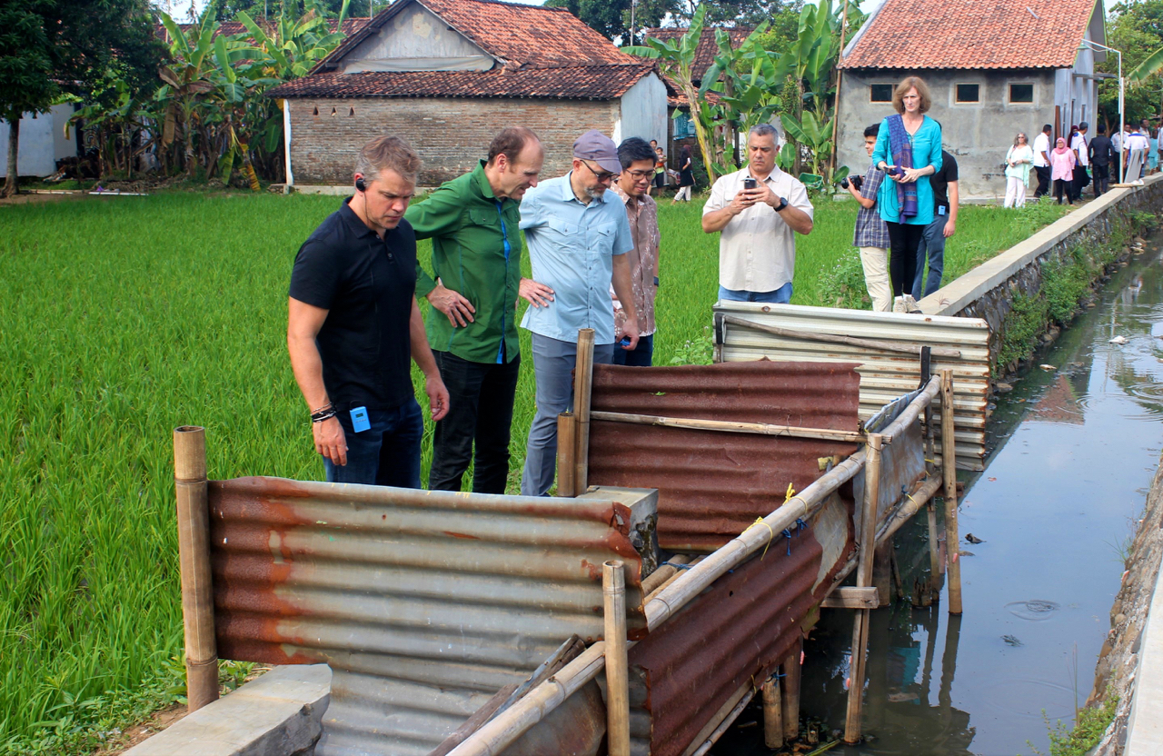 Matt Damon Blusukan Lihat Jamban dan Akses Air Bersih di Jawa Tengah : Mongabay.co.id