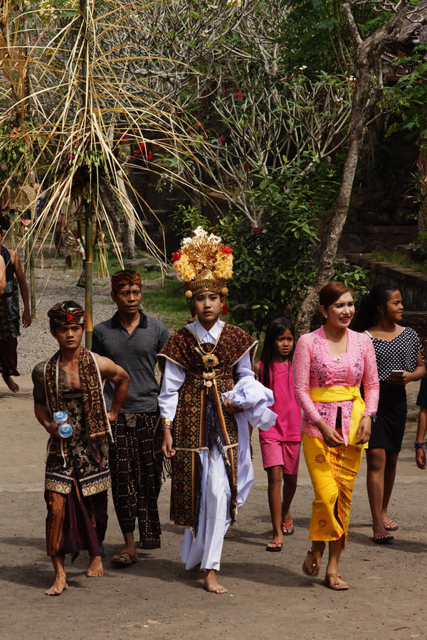 Sebuah keluarga mengantarkan anaknya untuk mengikuti upacara adat matekruk di Tenganan Daud Tukad, Karangasem, Bali. Matekruk merupakan upacara adat prosesi kedewasaan bagi remaja Tenganan. Foto: Anton Wisuda/Mongabay Indonesia