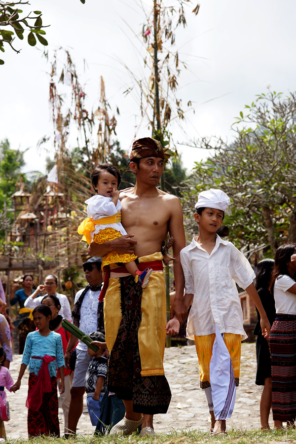 Seorang ayah dengan anaknya bersiap mengikuti ritual adat perang pandan di Desa Tenganan Dauh Tukad, Kecamatan Manggis, Kabupaten Karangasem, Bali, pada akhir Juni 2018 | Foto: Anton Wisuda/Mongabay Indonesia