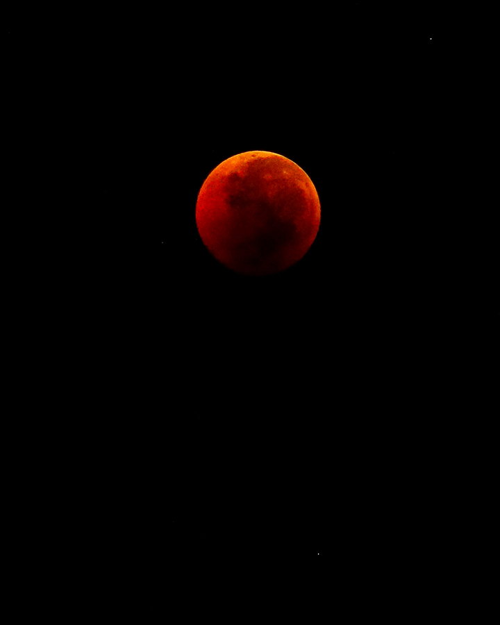 Puncak gerhana bulan micro blood moon pada Sabtu (28/7/2018). Gerhana bulan ini merupakan yang terlama dalam abad ini yaitu 1 jam 43 menit, dengan proses sekitar enam jam | \Foto: Anton Wisuda/Mongabay Indonesia