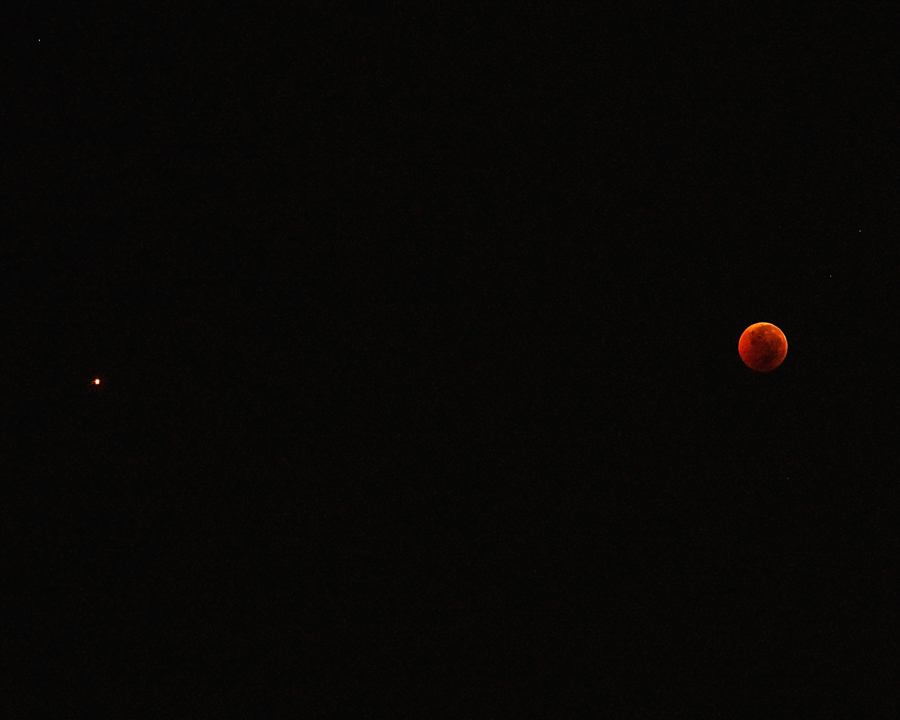Planet Mars (kiri) berdampingan dengan Bulan yang sedang mengalami micro blood moon pada Sabtu (28/7/2018) dilihat dari Taman Ismail Marzuki, Jakarta | Foto: Anton Wisuda/Mongabay Indonesia