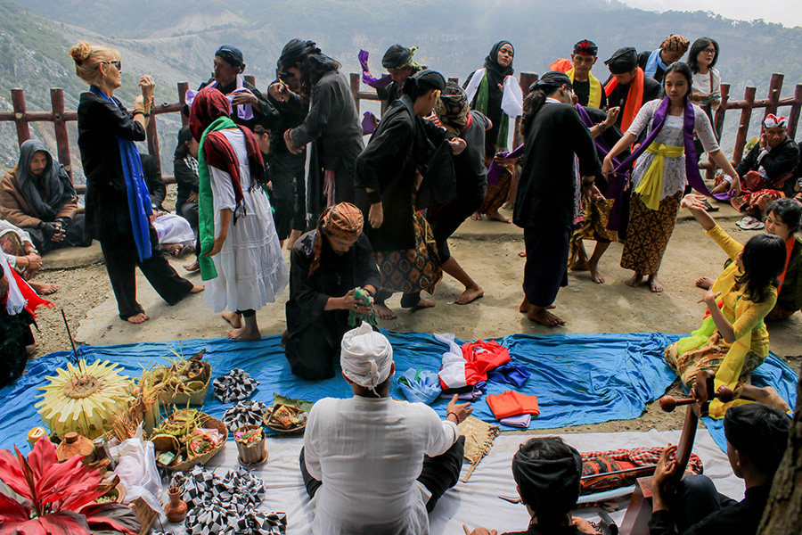 Ngertakeun Bumi Lamba adalah upacara menjalankan pesan kasepuhan yang menitipkan tiga gunung untuk dijaga | Foto: Donny Iqbal/Mongabay Indonesia