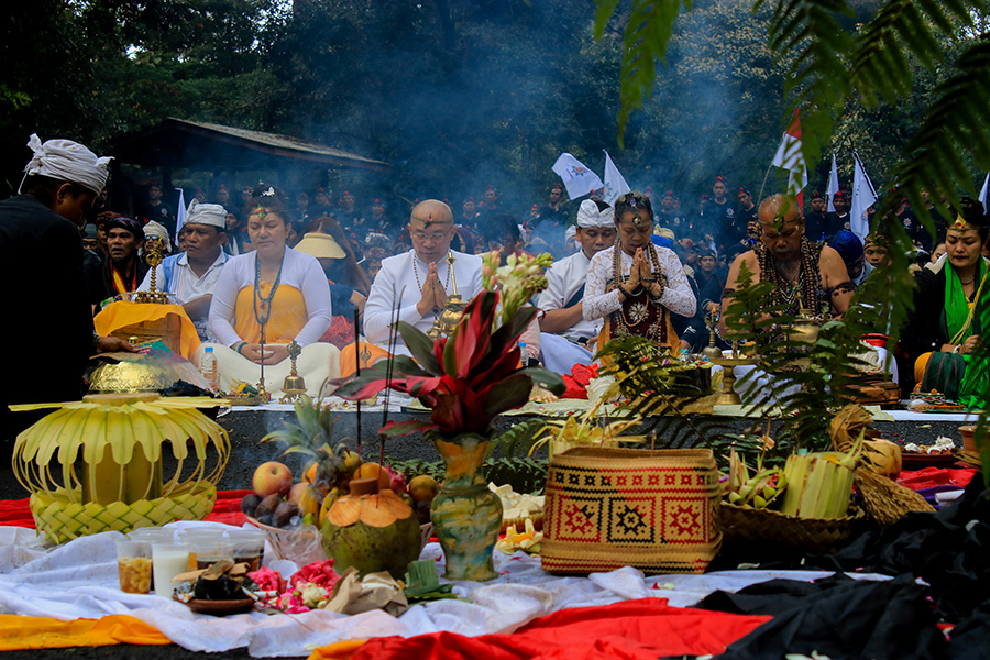 Inti upacara Ngertakeun Bumi Lamba adalah bentuk terima kasih dan pengingat setiap orang bahwa kesucian gunung adalah sumber utama kehidupan makhluk | Foto: Donny Iqbal/Mongabay Indonesia