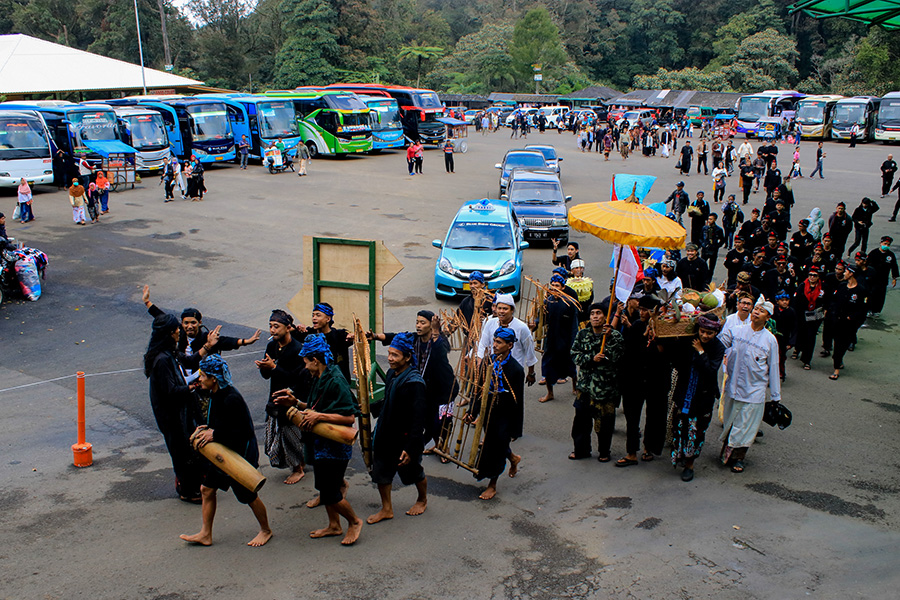 Leluhur masyarakat Sunda menganggap Gunung Tangkuban Perahu sebagai gunung terbesar, sehingga harus diagungkan | Foto: Donny Iqbal/Mongabay Indonesia