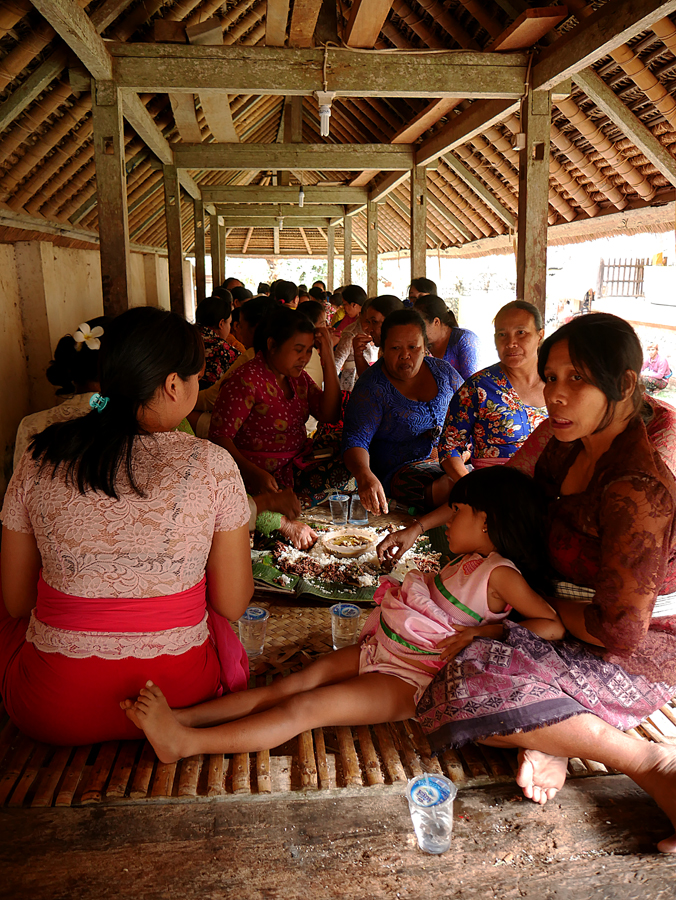 Warga makan bersama usai upacara adat matekruk di Tenganan Daud Tukad, Karangasem, Bali. Foto: Anton Wisuda/Mongabay Indonesia
