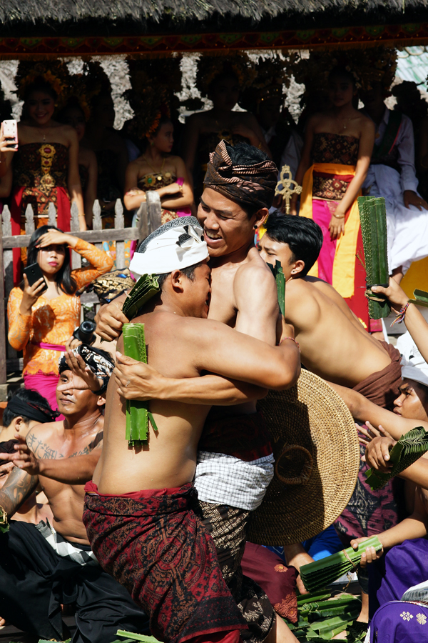 Ekspresi lelaki peserta adat perang pandan di Desa Tenganan Dauh Tukad, Karangasem, Bali. Ritual ini dipercaya mampu membawa kesejahteraan dan keseimbangan alam di bumi Tenganan | Foto: Anton Wisuda/Mongabay Indonesia