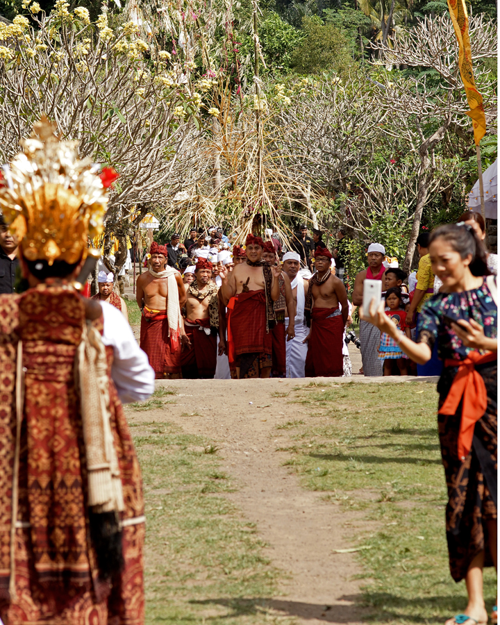 Tetua adat menerima rombongan peserta upacara adat matekruk di Tenganan Daud Tukad, Karangasem, Bali. Foto: Anton Wisuda/Mongabay Indonesia