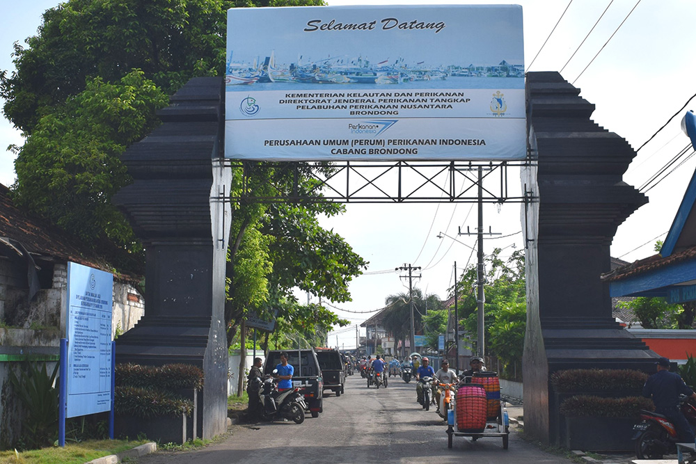 Gerbang Tempat Pelelangan Ikan (TPI) Brondong, Lamongan, Jawa Timur, merupakan salah satu Tempat Pelelangan Ikan terbesar di Indonesia. Foto : Ahmad Muzakky/Mongabay Indonesia