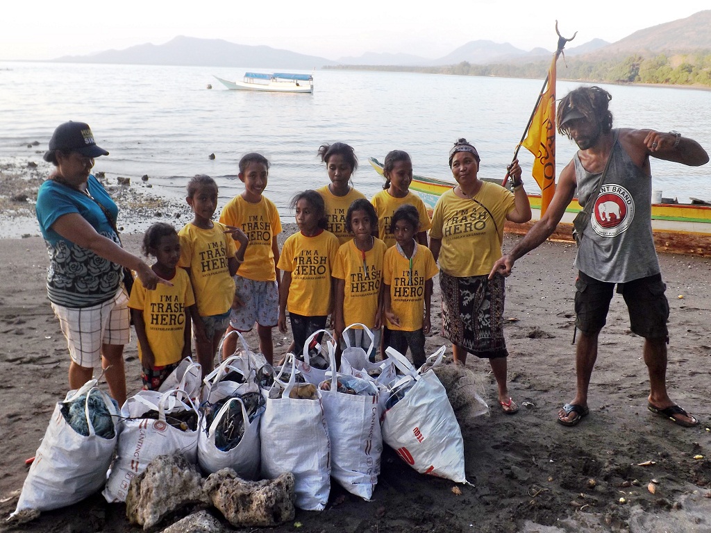 Anak-anak dan relawan komunitas Trash Hero Maumere memperlihatkan sampah yang terkumpul dari pembersihan pantai Wairterang, Waigete kabupaten Sikka, NTT , Minggu (29/7/2018) | Foto: Ebed de Rosary/Mongabay Indonesia.