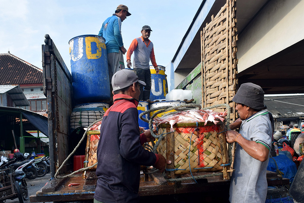 Ikan yang ditangkap di Tempat Pelelangan Ikan Brondong, Lamongan, Jatim, dijual dan dikirimkan di sejumlah kota besar di Indonesia dan mancanegara. Foto : Ahmad Muzakky/Mongabay Indonesia