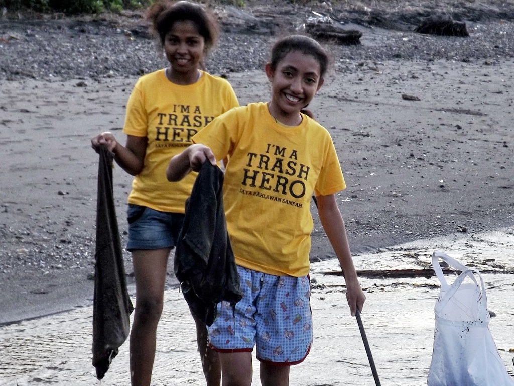 Dua anak Maumere menunjukan sampah saat kegiatan bersih sampah bersama komunitas Trash Hero Maumere di pantai Wairterang, Waigete kabupaten Sikka, Flores, NTT, Minggu (29/7/2018) | Foto: Ebed de Rosary/Mongabay Indonesia.